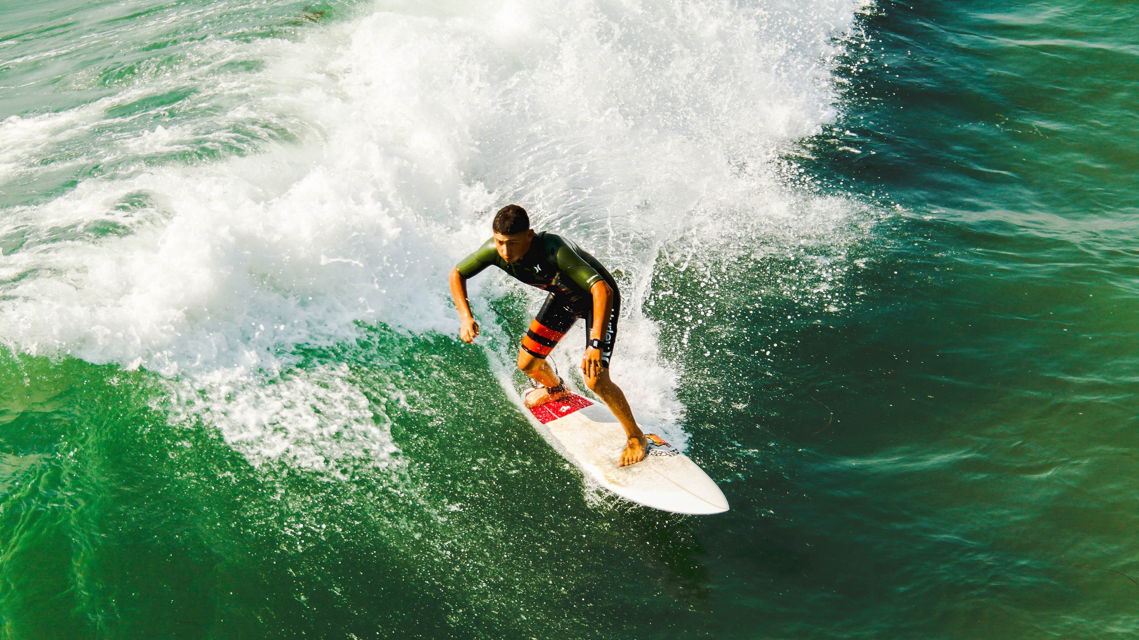 红军提前锁定英超冠军，萨拉赫梅开二度